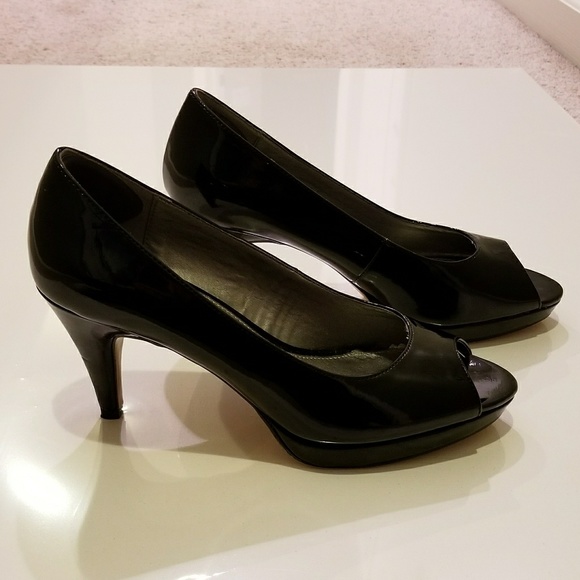 bandolino peep toe pumps